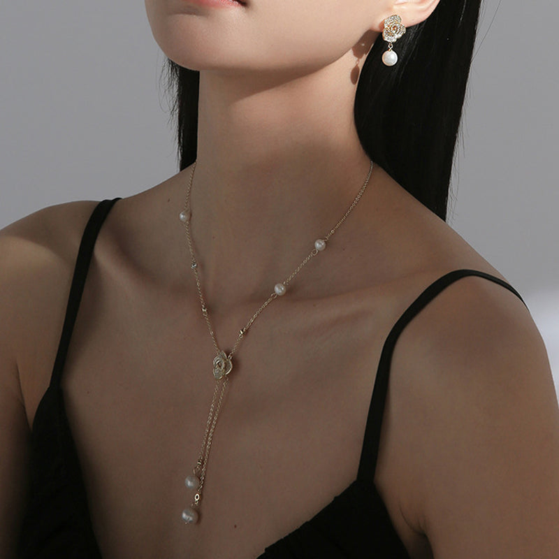 Fashionable rose flower necklace with pearl fringes